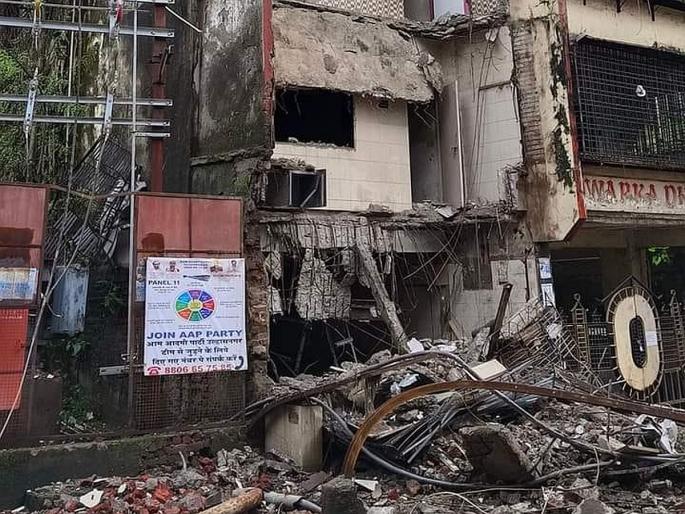Thane: Demolition operation of Dwarkadham building with gallery in Ulhasnagar | Thane: उल्हासनगरात गॅलरी पडलेल्या द्वारकाधाम इमारत पाडकाम कारवाई Thane: Demolition operation of Dwarkadham building with gallery in Ulhasnagar | Thane: उल्हासनगरात गॅलरी पडलेल्या द्वारकाधाम इमारत पाडकाम कारवाई