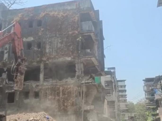 dangerous building collapses in ulhasnagar jcb machine takes action | उल्हासनगरात धोकादायक इमारत पत्यासारखी कोसळली, जेसीबी मशीनने कारवाई dangerous building collapses in ulhasnagar jcb machine takes action | उल्हासनगरात धोकादायक इमारत पत्यासारखी कोसळली, जेसीबी मशीनने कारवाई