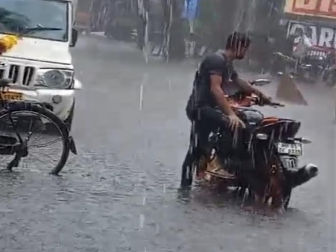 Incessant rain in Ulhasnagar drain cleaning burden water accumulated in many places | उल्हासनगरात संततधार पाऊस, नालेसफाईचा बोजवारा, अनेक ठिकाणी साचले पाणी Incessant rain in Ulhasnagar drain cleaning burden water accumulated in many places | उल्हासनगरात संततधार पाऊस, नालेसफाईचा बोजवारा, अनेक ठिकाणी साचले पाणी