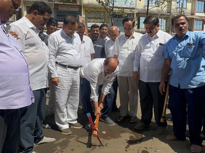 While the work on the first phase of the road is at a standstill, the foundation stone laying ceremony of the second and third phases of the Kalyan-Ambernath road in Ulhasnagar was held. | रस्त्याच्या पहिल्या टप्प्याचे काम ठप्प असताना उल्हासनगरातील कल्याण-अंबरनाथ रस्त्याच्या दुसऱ्या व तिसऱ्या टप्याचे भूमिपूजन   
