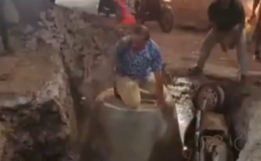 Youth in pit with motorcycle in Ulhasnagar | उल्हासनगरात तरुण मोटरसायकलसह खड्ड्यात; भुयारी गटार योजनेमुळे रस्त्याची दुरवस्था 