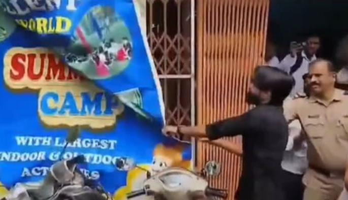 child beating case mns vandalized playgroup school in ulhasnagar | चिमुरड्याला मारहाण प्रकरण: उल्हासनगरातील प्लेग्रुप शाळेची मनसेकडून तोडफोड child beating case mns vandalized playgroup school in ulhasnagar | चिमुरड्याला मारहाण प्रकरण: उल्हासनगरातील प्लेग्रुप शाळेची मनसेकडून तोडफोड