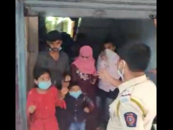 CoronaVirus News 80 people in one shop amid restrictions imposed in city | VIDEO: कहाँ से आते है ये लोग? बंद शटर उघडताच लागली रांग; पोलिसांनी मारला डोक्यावर हात CoronaVirus News 80 people in one shop amid restrictions imposed in city | VIDEO: कहाँ से आते है ये लोग? बंद शटर उघडताच लागली रांग; पोलिसांनी मारला डोक्यावर हात