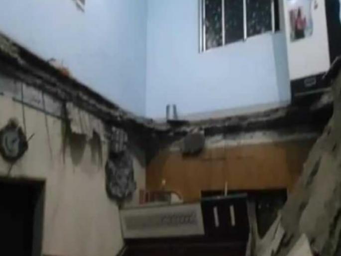 in ulhasnagar the season of falling slabs of buildings continues fortunately no casualties the building sealed | उल्हासनगरात इमारतीचे स्लॅब पडण्याचे सत्र सुरूच; सुदैवाने जीवितहानी नाही, इमारत सील in ulhasnagar the season of falling slabs of buildings continues fortunately no casualties the building sealed | उल्हासनगरात इमारतीचे स्लॅब पडण्याचे सत्र सुरूच; सुदैवाने जीवितहानी नाही, इमारत सील