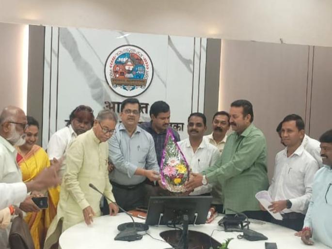 18 thousand Diwali Sanugrah grant to Ulhasnagar Municipal Corporation employees, bonus to Anganwadi workers, legal officers and health workers | उल्हासनगर महापालिका कर्मचाऱ्यांना १८ हजार दिवाळी सानुग्रह अनुदान, अंगणवाडी सेविका, वैधकीय अधिकारी व आरोग्य कर्मचारी यांनाही बोनस 18 thousand Diwali Sanugrah grant to Ulhasnagar Municipal Corporation employees, bonus to Anganwadi workers, legal officers and health workers | उल्हासनगर महापालिका कर्मचाऱ्यांना १८ हजार दिवाळी सानुग्रह अनुदान, अंगणवाडी सेविका, वैधकीय अधिकारी व आरोग्य कर्मचारी यांनाही बोनस