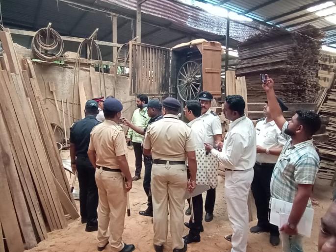 unlicensed wooden vakhar in ulhasnagar action by issuing notice from the municipal corporation | उल्हासनगरातील लाकडी वखारी परवाना विना; महापालिकेकडून नोटिसा देऊन दंडात्मक कारवाई unlicensed wooden vakhar in ulhasnagar action by issuing notice from the municipal corporation | उल्हासनगरातील लाकडी वखारी परवाना विना; महापालिकेकडून नोटिसा देऊन दंडात्मक कारवाई