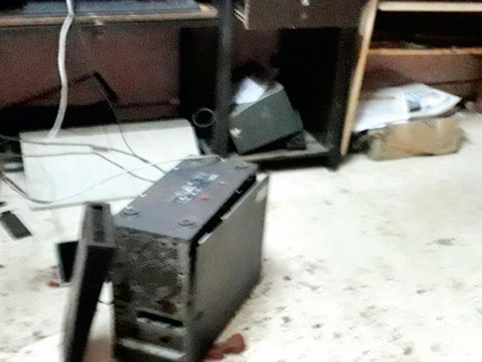 Weighbridge of electricity board office in Ulhasnagar; Filed the complaint | उल्हासनगरात वीज मंडळाच्या कार्यालयाची तोडफोड; गुन्हा दाखल Weighbridge of electricity board office in Ulhasnagar; Filed the complaint | उल्हासनगरात वीज मंडळाच्या कार्यालयाची तोडफोड; गुन्हा दाखल