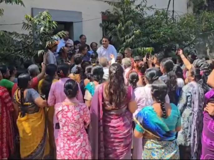 Water Crisis Deepens in Ulhasnagar: Agitated Residents Protest, Leader Tries to Set Himself on Fire | उल्हासनगर भाजपाकडून पाणी टंचाई विरोधात मोर्चा; योगेश म्हात्रे यांच्याकडून आत्महत्येचा प्रश्न Water Crisis Deepens in Ulhasnagar: Agitated Residents Protest, Leader Tries to Set Himself on Fire | उल्हासनगर भाजपाकडून पाणी टंचाई विरोधात मोर्चा; योगेश म्हात्रे यांच्याकडून आत्महत्येचा प्रश्न