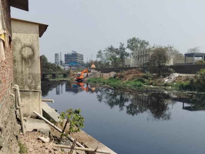 Underground sewer pipe in Ulhasnagar Waldhuni riverbed? River's existence in danger | उल्हासनगर वालधुनी नदी पात्रात भुयारी गटार पाईप? नदीचे अस्तित्व धोक्यात Underground sewer pipe in Ulhasnagar Waldhuni riverbed? River's existence in danger | उल्हासनगर वालधुनी नदी पात्रात भुयारी गटार पाईप? नदीचे अस्तित्व धोक्यात