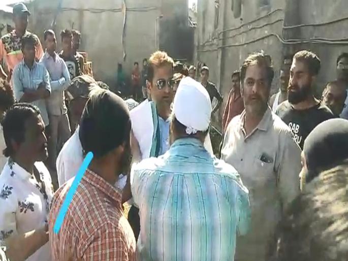 The clash with the municipal authorities, when they were taken against the illegal construction pda | पालिका अधिकाऱ्यांसोबत केली धक्काबुक्की, अवैध बांधकामावर कारवाई करताना घडला प्रकार  The clash with the municipal authorities, when they were taken against the illegal construction pda | पालिका अधिकाऱ्यांसोबत केली धक्काबुक्की, अवैध बांधकामावर कारवाई करताना घडला प्रकार