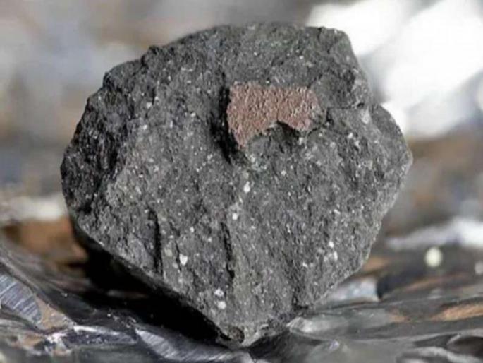 Shepherd found Stone worth of 1 crore rupees; but donated it | मेंढपाळाला मिळाला एक कोटीचा दगड, पण झाला नाही कोट्याधीश Shepherd found Stone worth of 1 crore rupees; but donated it | मेंढपाळाला मिळाला एक कोटीचा दगड, पण झाला नाही कोट्याधीश