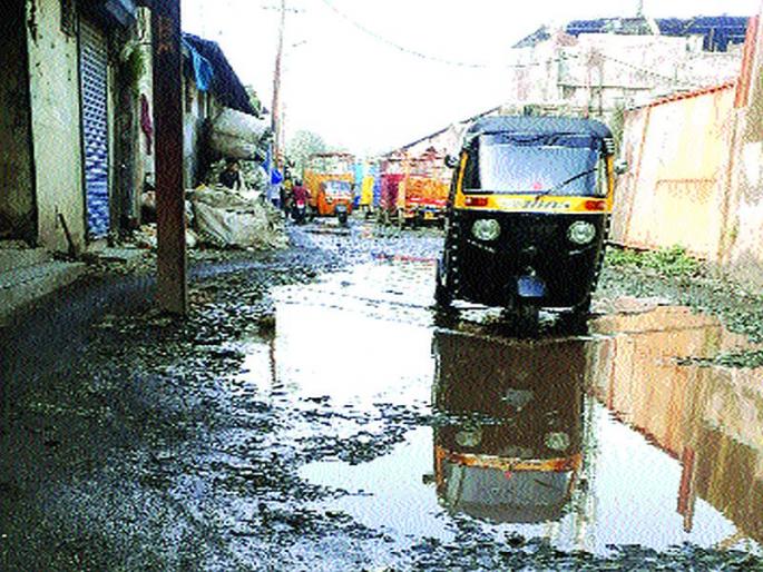 Roads in the city 'pits'! | शहरामधील रस्ते ‘खड्ड्यांत’! Roads in the city 'pits'! | शहरामधील रस्ते ‘खड्ड्यांत’!