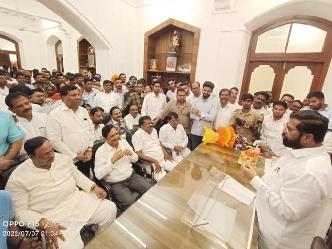 Ulhasnagar Shiv Sena corporator Matoshriwar, Shinde supporters' meeting also flooded | उल्हासनगरचे शिवसेना नगरसेवक मातोश्रीवर, शिंदे समर्थकांच्या बैठकीलाही उधाण Ulhasnagar Shiv Sena corporator Matoshriwar, Shinde supporters' meeting also flooded | उल्हासनगरचे शिवसेना नगरसेवक मातोश्रीवर, शिंदे समर्थकांच्या बैठकीलाही उधाण