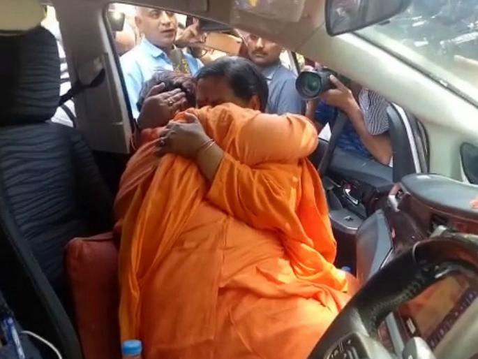 Pragya Singh Thakur breaks down while meeting Union Minister and senior BJP leader Uma Bharti in Bhopal | 'भगवा' रंग एक झाला... प्रज्ञासिंह - उमा भारती भेटल्या, रडल्या अन् हसल्या! Pragya Singh Thakur breaks down while meeting Union Minister and senior BJP leader Uma Bharti in Bhopal | 'भगवा' रंग एक झाला... प्रज्ञासिंह - उमा भारती भेटल्या, रडल्या अन् हसल्या!