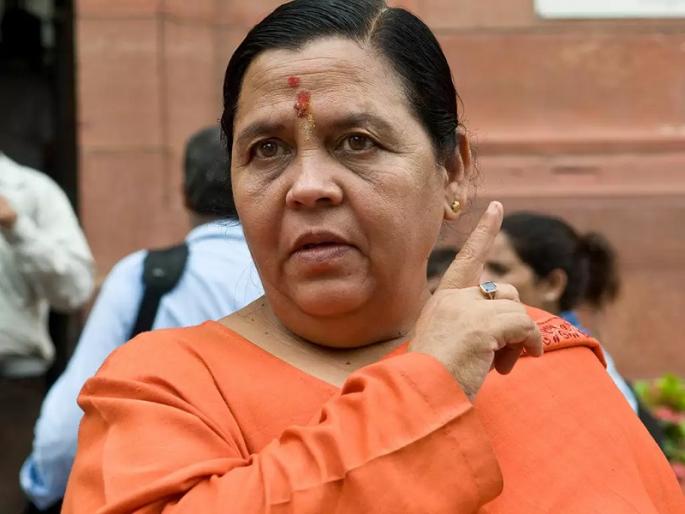 'Bureaucrats are nothing, they pick up our slippers'; controversial statement by bjp leader Uma Bharati | 'नोकरशाह आमच्या चपला उचलण्याचे काम करतात'; भाजप नेत्या उमा भारतींचे वादग्रस्त वक्तव्य 'Bureaucrats are nothing, they pick up our slippers'; controversial statement by bjp leader Uma Bharati | 'नोकरशाह आमच्या चपला उचलण्याचे काम करतात'; भाजप नेत्या उमा भारतींचे वादग्रस्त वक्तव्य