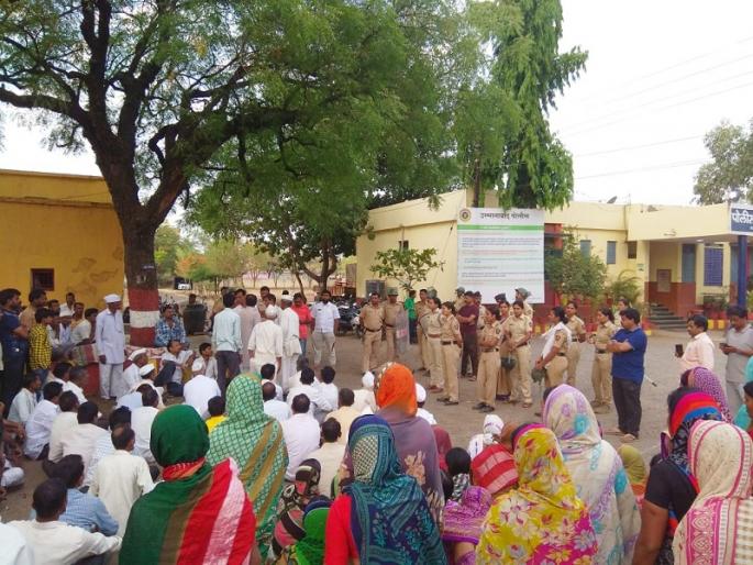 Death of old man in police action; Keeping the dead body in the police station, the protest movement made by the villagers at Umerga | उमरग्यात पोलीस कारवाईत वृद्धाचा मृत्यू; मृतदेह पोलीस ठाण्यात ठेवून ग्रामस्थांनी केले ठिय्या आंदोलन Death of old man in police action; Keeping the dead body in the police station, the protest movement made by the villagers at Umerga | उमरग्यात पोलीस कारवाईत वृद्धाचा मृत्यू; मृतदेह पोलीस ठाण्यात ठेवून ग्रामस्थांनी केले ठिय्या आंदोलन