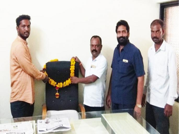 Corporators gandhigiti at umarga on absent ceo | उमरग्यात सतत गैरहजर असणाऱ्या मुख्याधिकाऱ्यांच्या खुर्चीला नगरसेवकांनी घातला हार Corporators gandhigiti at umarga on absent ceo | उमरग्यात सतत गैरहजर असणाऱ्या मुख्याधिकाऱ्यांच्या खुर्चीला नगरसेवकांनी घातला हार