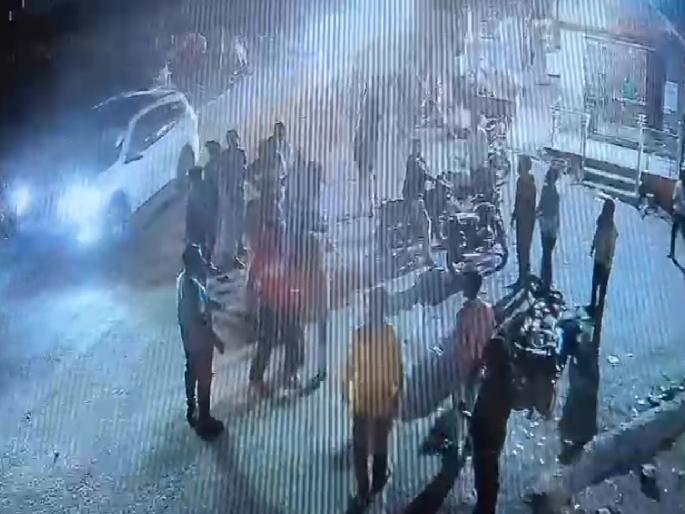 Thrill at the crossroads! Ride your bike slowly, stab those who give advice with knives | भरचौकात थरार! दुचाकी हळू चालवा, सल्ला देणाऱ्यांवर चाकूने वार Thrill at the crossroads! Ride your bike slowly, stab those who give advice with knives | भरचौकात थरार! दुचाकी हळू चालवा, सल्ला देणाऱ्यांवर चाकूने वार