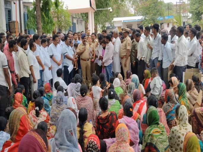 Umarga residents express anger against increasing crime; They staged a silent protest at the police station | वाढत्या गुन्हेगारीविरोधात उमरगावासियांत रोष; पोलीस ठाण्यावर मूकमोर्चा काढून ठिय्या