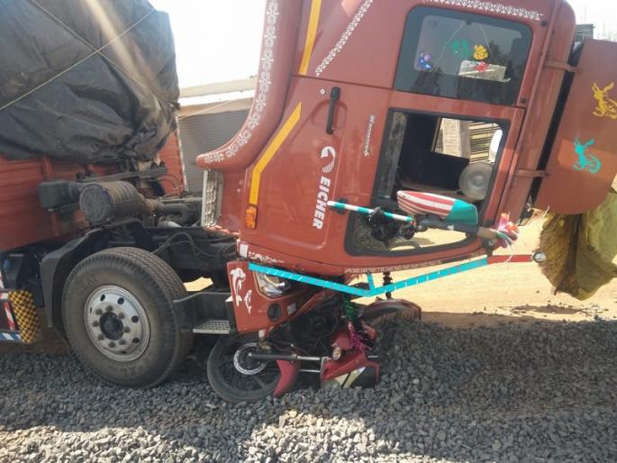 The locks of the cabin of the running tempo were broken; Trader's death due to being thrown out | धावत्या टेम्पोच्या कॅबीनचे लॉक तुटले; बाहेर फेकल्या गेल्याने व्यापाऱ्याचा चिरडून मृत्यू The locks of the cabin of the running tempo were broken; Trader's death due to being thrown out | धावत्या टेम्पोच्या कॅबीनचे लॉक तुटले; बाहेर फेकल्या गेल्याने व्यापाऱ्याचा चिरडून मृत्यू