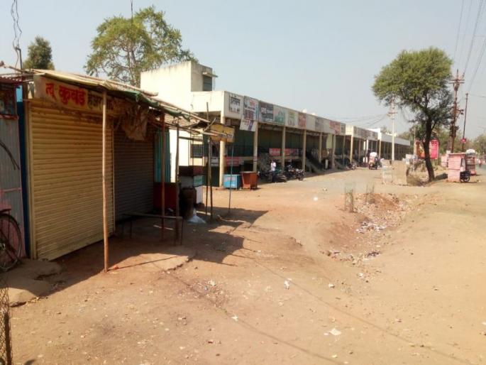 Umbarkhad Bandh protest over Pulwama terrorist attack | पुलवामा दहशतवादी हल्ल्याच्या निषेधार्थ उमरखेडात कडकडीत बंद