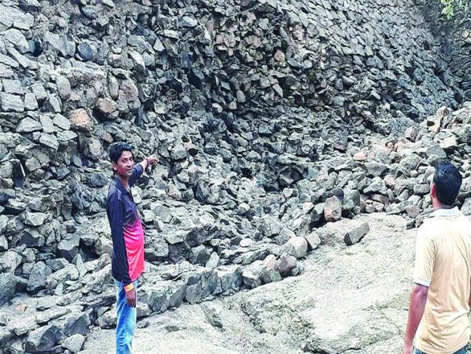Villages risk due to common damages; Neglect in the administration of the villagers | उमटे धरणामुळे गावांना धोका; ग्रामस्थांच्या तक्रारीकडे प्रशासनाचे दुर्लक्ष Villages risk due to common damages; Neglect in the administration of the villagers | उमटे धरणामुळे गावांना धोका; ग्रामस्थांच्या तक्रारीकडे प्रशासनाचे दुर्लक्ष