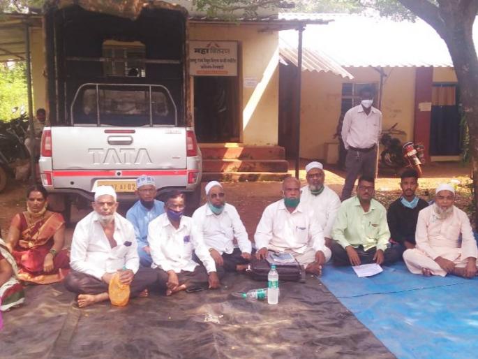 Umbarde villagers go on hunger strike, talks fail: Demand for removal of power lines | उंबर्डे ग्रामस्थांचे उपोषण, चर्चा निष्फळ : वीजवाहिन्या काढण्याची मागणी Umbarde villagers go on hunger strike, talks fail: Demand for removal of power lines | उंबर्डे ग्रामस्थांचे उपोषण, चर्चा निष्फळ : वीजवाहिन्या काढण्याची मागणी