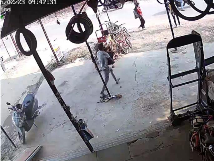 Video - Thieves loot bag containing gold, silver and cash in umbraj | Video - खळबळजनक! सोने, चांदी व रोख रक्कम असलेली असलेली बॅग चोरट्यांनी केली लंपास Video - Thieves loot bag containing gold, silver and cash in umbraj | Video - खळबळजनक! सोने, चांदी व रोख रक्कम असलेली असलेली बॅग चोरट्यांनी केली लंपास