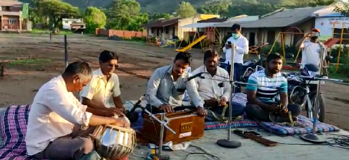 corona virus: Entertainment through hymns in isolation | corona virus : तळबीडच्या विलगीकरण कक्षात भजनाद्वारे मनोरंजन