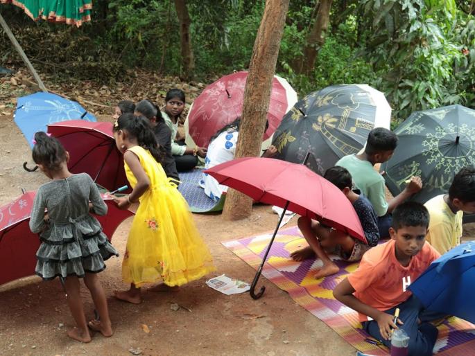 'Warli' art from tribal children's brushes on umbrellas in mumbai | आदिवासी मुलांच्या कुंचल्यातून छत्र्यांवर अवतरली 'वारली' कला 'Warli' art from tribal children's brushes on umbrellas in mumbai | आदिवासी मुलांच्या कुंचल्यातून छत्र्यांवर अवतरली 'वारली' कला