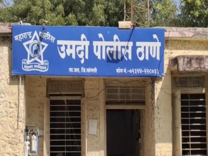 For giving information about illegal sand, a police officer was beaten up in Pandehwadi sangli, a case was registered against four | Sangli: अवैध वाळूची माहिती दिल्यामुळे पांढरेवाडीत पोलिस पाटलास मारहाण, चौघांवर गुन्हा दाखल  For giving information about illegal sand, a police officer was beaten up in Pandehwadi sangli, a case was registered against four | Sangli: अवैध वाळूची माहिती दिल्यामुळे पांढरेवाडीत पोलिस पाटलास मारहाण, चौघांवर गुन्हा दाखल