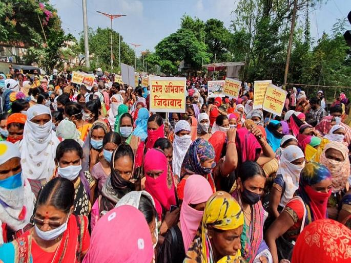 Thousands of women hit the Collector's office against the privatization of 'Umed'! | 'उमेद'च्या खाजगीकरणाविरोधात हजारो महिला जिल्हाधिकारी कार्यालयावर धडकल्या ! Thousands of women hit the Collector's office against the privatization of 'Umed'! | 'उमेद'च्या खाजगीकरणाविरोधात हजारो महिला जिल्हाधिकारी कार्यालयावर धडकल्या !