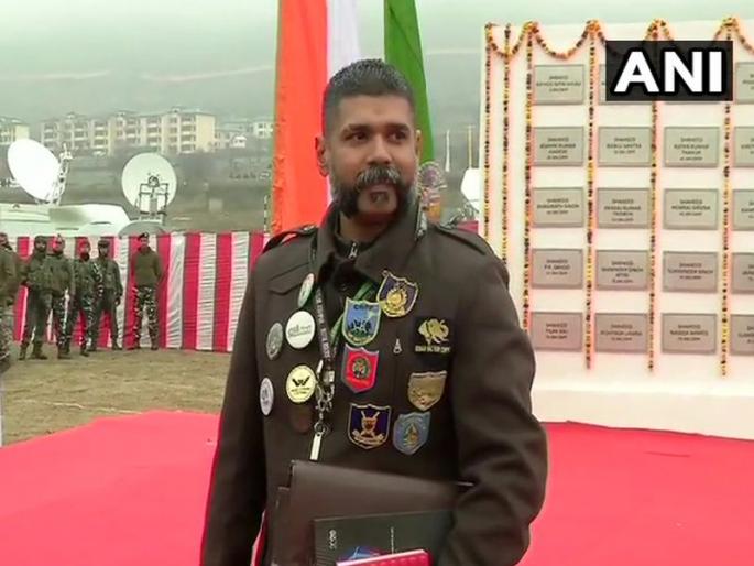 1 year of pulwama attack umesh jadhav collected soil from martyrs home | Pulwama Attack : शहिदांसाठी मोठं योगदान; माती गोळा करण्यासाठी झटला मराठमोळा तरुण