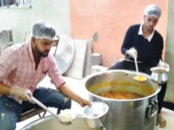 Hungry people get a full meal in Mumbai for five rupees | भुकेल्यांना मुंब्य्रात मिळते पाच रुपयांत भरपेट जेवण
