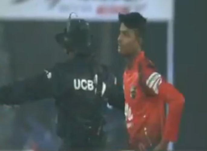 Bowler fight with the umpires, see shocking video | मैदानात पंचांशी भिडला गोलंदाज, पाहा धक्कादायक व्हिडीओ