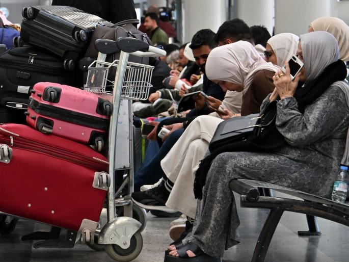 Iran War Update: 50,000 people from Maharashtra who went for Umrah pilgrimage are stranded in Saudi Arabia; Air traffic is suspended | उमरा यात्रेसाठी गेलेले महाराष्ट्रातील ५० हजार लोक सौदीत अडकले; विमानसेवा बंद असल्याचा फटका Iran War Update: 50,000 people from Maharashtra who went for Umrah pilgrimage are stranded in Saudi Arabia; Air traffic is suspended | उमरा यात्रेसाठी गेलेले महाराष्ट्रातील ५० हजार लोक सौदीत अडकले; विमानसेवा बंद असल्याचा फटका