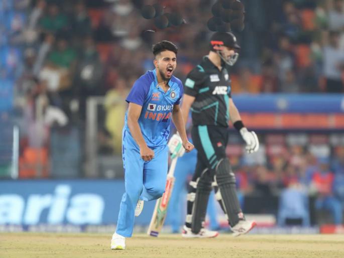 Pakistan pacer Sohail Khan has come up with yet another bizarre take, this time on India pacer Umran Malik | 'उम्रान मलिकसारखे आमच्या गल्लीबोळात मिळतील'; विराटचा 'बाप' काढणाऱ्या पाकिस्तानी क्रिकेटपटूचं वादग्रस्त विधान