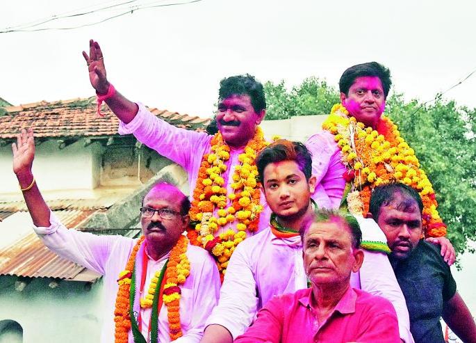 Umred Election Results: Sudhir Parwe Vs Raju Parwe , Maharashtra Assembly Election 2019 | Umred Election Results : पारवे हरले, पारवे जिंकले! काँग्रेसने बालेकिल्ला मिळविला Umred Election Results: Sudhir Parwe Vs Raju Parwe , Maharashtra Assembly Election 2019 | Umred Election Results : पारवे हरले, पारवे जिंकले! काँग्रेसने बालेकिल्ला मिळविला