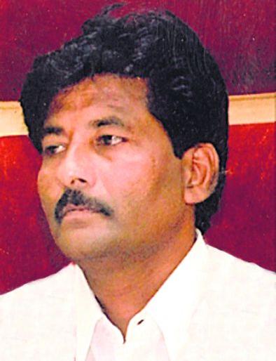 Former Mayor Umadekar was caught taking bribe | माजी महापौर उमरेडकरला लाच घेताना पकडले