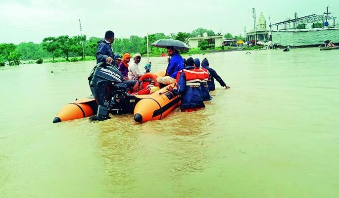 14 stucked persons were rescued safely | अडकलेल्या १४ जणांना सुखरूप काढले 14 stucked persons were rescued safely | अडकलेल्या १४ जणांना सुखरूप काढले