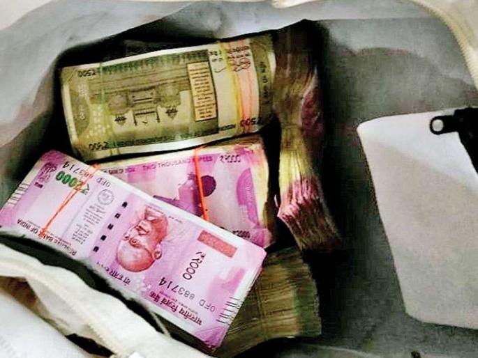 22.30 lakh cash seized from cars in Nagpur | नागपुरात कारमधून २२.३० लाखाची रोख रक्कम जप्त 22.30 lakh cash seized from cars in Nagpur | नागपुरात कारमधून २२.३० लाखाची रोख रक्कम जप्त