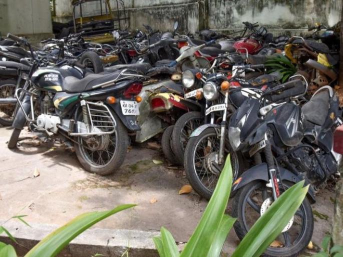 Instructions to Municipal Corporation for action on unattended vehicles | बेवारस वाहनांवर कारवाईसाठी महापालिकांना निर्देश