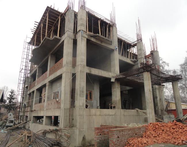 Notice to Buildings; Not check on Unauthorized constructions | इमारतींना नोटीस; अनधिकृत बांधकामांना चाप नाहीच!  Notice to Buildings; Not check on Unauthorized constructions | इमारतींना नोटीस; अनधिकृत बांधकामांना चाप नाहीच!