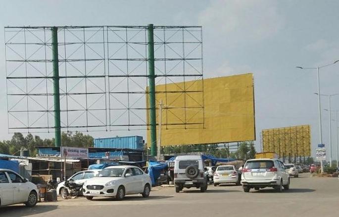 unauthorized hoardings in Akola city | अनधिकृत होर्डिंगचे पीक; सौंदर्यीकरणाची लागली वाट