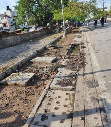 Partial cleaning of rain gutters in Nagpur | नागपुरात पावसाळी नाल्यांची सफाई अर्धवट Partial cleaning of rain gutters in Nagpur | नागपुरात पावसाळी नाल्यांची सफाई अर्धवट