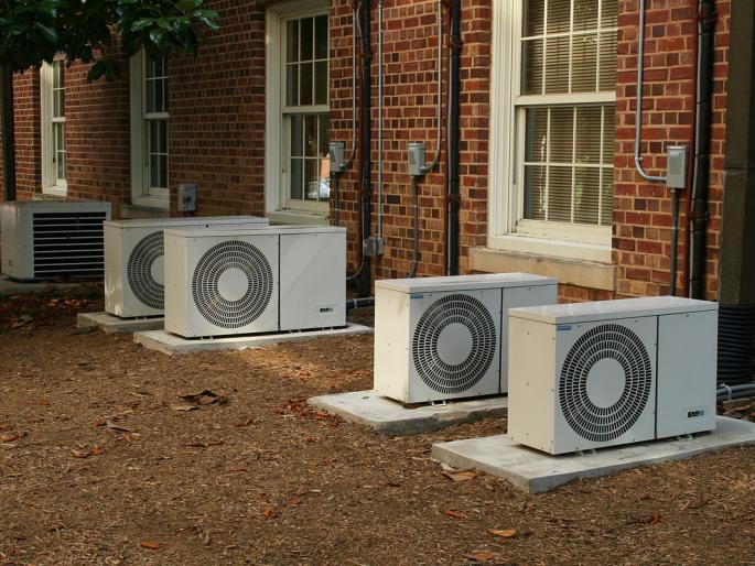 Uncontrolled use of air conditioning system in government offices! | शासकीय कार्यालयांत वातानुकूलन यंत्रणेचा अनियंत्रित वापर! Uncontrolled use of air conditioning system in government offices! | शासकीय कार्यालयांत वातानुकूलन यंत्रणेचा अनियंत्रित वापर!