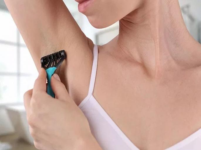 Before using razor for underarms hair removal keep these things in mind | अंडरआर्म्सचे केस काढण्यासाठी रेजर वापरता? मग 'या' गोष्टी जाणून घ्या