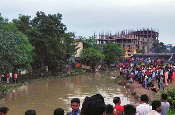 12-year-old boy drowned falling into a pit that had been in dug up for an subway | भुयारी मार्गासाठी खोदलेला खड्डा ठरला काळ; १२ वर्षीय मुलाचा बुडून मृत्यू 12-year-old boy drowned falling into a pit that had been in dug up for an subway | भुयारी मार्गासाठी खोदलेला खड्डा ठरला काळ; १२ वर्षीय मुलाचा बुडून मृत्यू