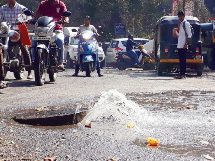 The hotel's Kharka subway gutters | हॉटेलचे खरकटे भुयारी गटारात