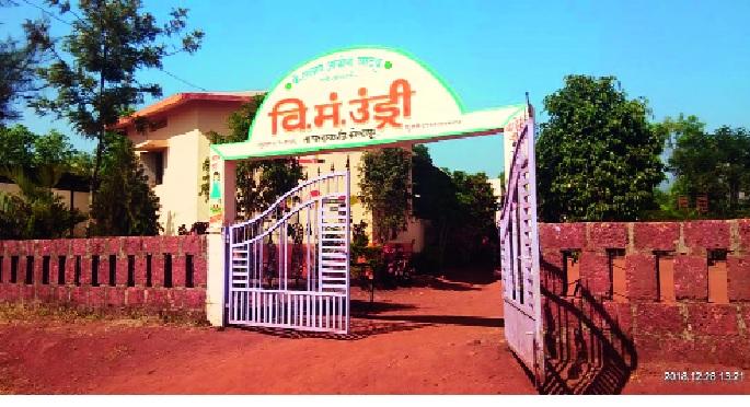 Guruji has transformed himself into the form of school ... gardens, walled walls, statues of great personalities, CCTV cameras | गुरुजींनी स्वखर्चातून पालटले शाळेचे रूप...बगिचा, बोलक्या भिंती, महापुरुषांचे पुतळे, सी.सी.टी.व्ही कॅमेरे Guruji has transformed himself into the form of school ... gardens, walled walls, statues of great personalities, CCTV cameras | गुरुजींनी स्वखर्चातून पालटले शाळेचे रूप...बगिचा, बोलक्या भिंती, महापुरुषांचे पुतळे, सी.सी.टी.व्ही कॅमेरे